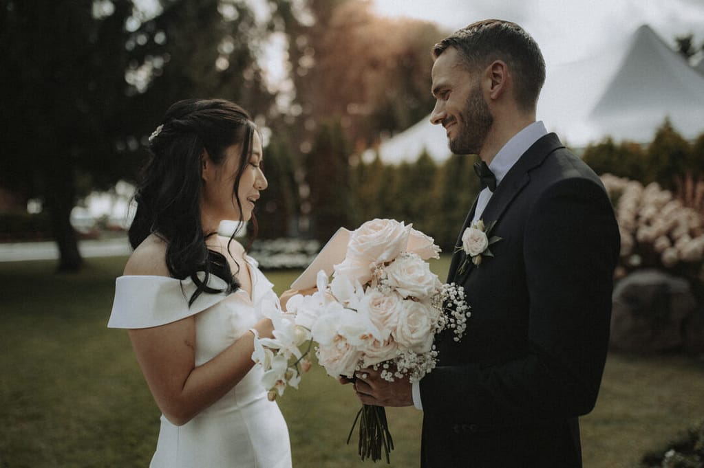 Photographe de mariage discrète et à l'écoute, je capture chaque instant unique de  avec des poses en mouvement et un service sur mesure.